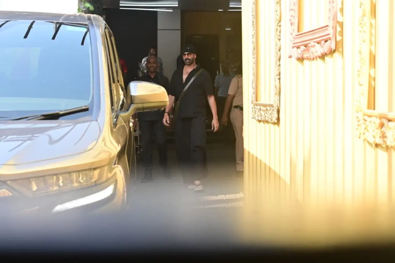 Akshay Kumar was spotted in a casual all-black look at the Kalina airport on Sunday